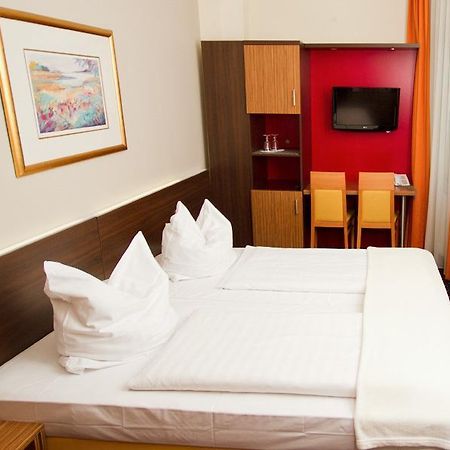 Hotel Tourist Francoforte sul Meno Esterno foto