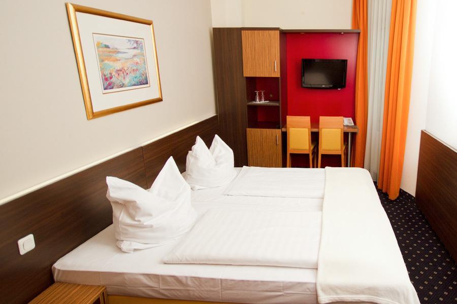 Hotel Tourist Francoforte sul Meno Esterno foto
