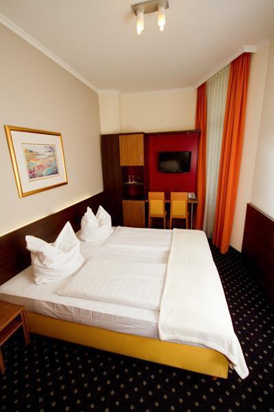 Hotel Tourist Francoforte sul Meno Esterno foto